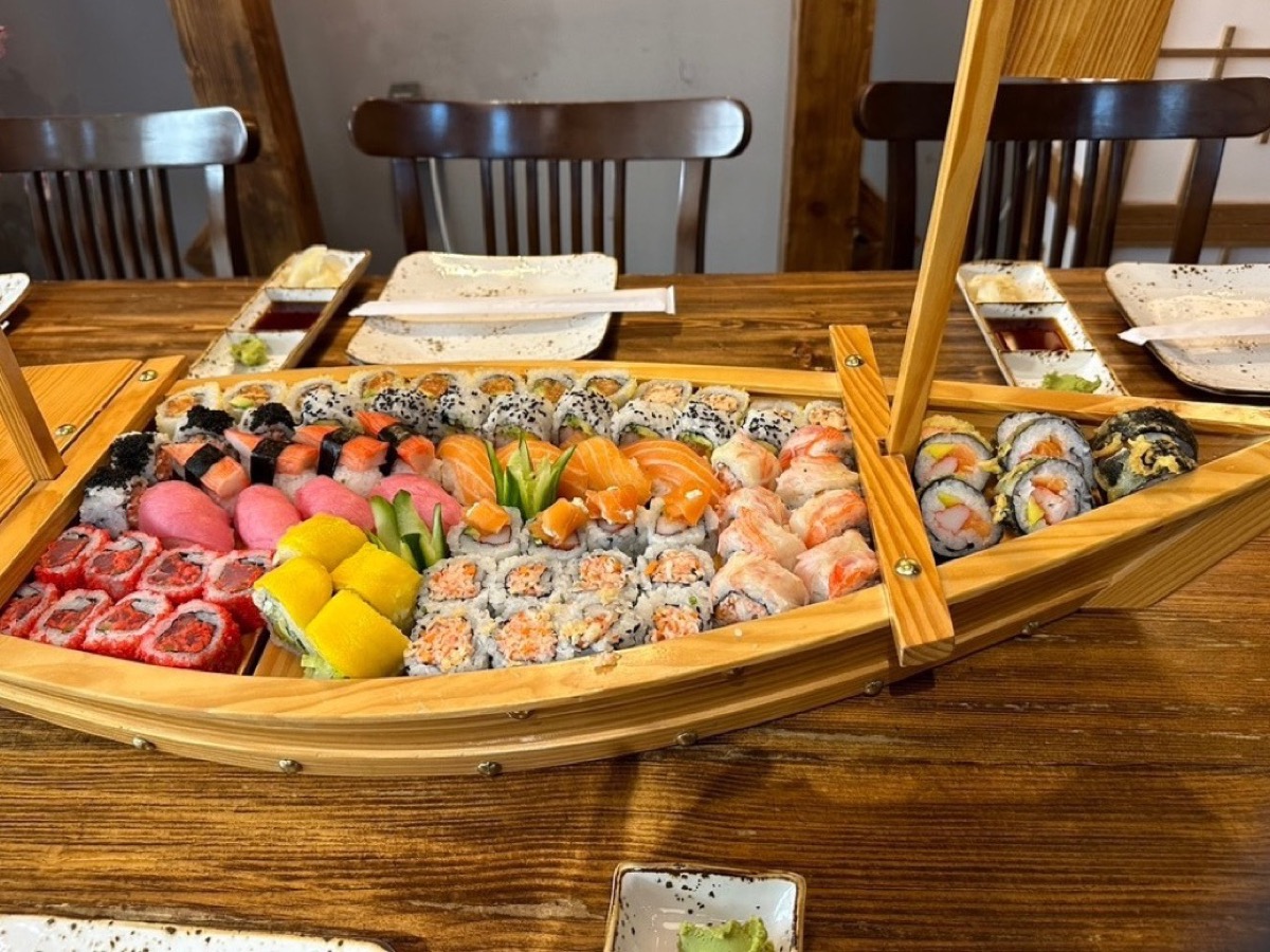 RAYU Unlimited Sushi boat